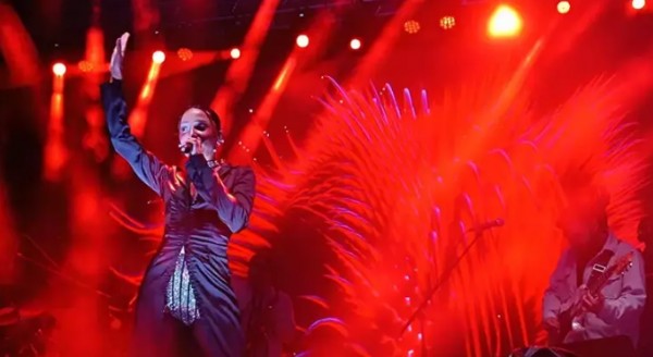 Zeynep Bastık sahnede çileden çıktı